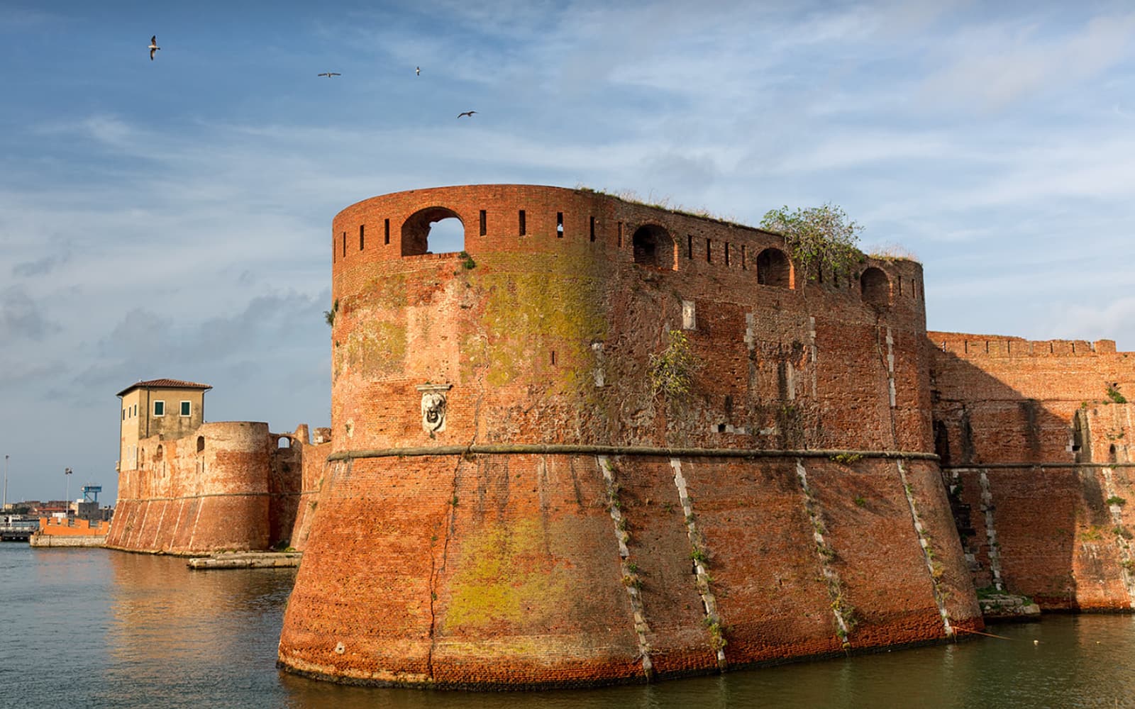 Struttura in mattoni sull'acqua